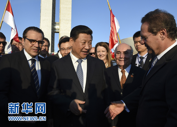 7月16日，國家主席習(xí)近平在巴西利亞會見巴西參議長卡列羅斯（前右）和眾議長阿爾維斯（前左）。 新華社記者 李學(xué)仁 攝 