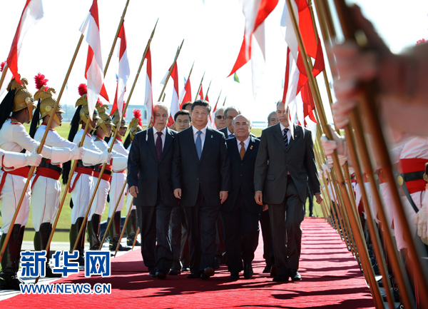 7月16日，國家主席習(xí)近平在巴西利亞會見巴西參議長卡列羅斯和眾議長阿爾維斯。這是習(xí)近平步入國會大廈。 新華社記者 劉建生 攝 