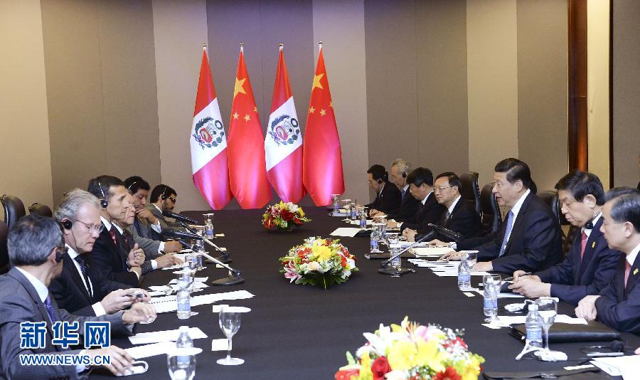 7月16日，國(guó)家主席習(xí)近平在巴西首都巴西利亞會(huì)見(jiàn)秘魯總統(tǒng)烏馬拉。新華社記者 劉建生 攝  