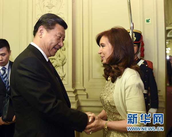 當(dāng)?shù)貢r(shí)間7月18日，國家主席習(xí)近平在布宜諾斯艾利斯同阿根廷總統(tǒng)克里斯蒂娜舉行會(huì)談。這是會(huì)談開始前，克里斯蒂娜在總統(tǒng)府為習(xí)近平舉行隆重歡迎儀式。新華社記者 李學(xué)仁 攝