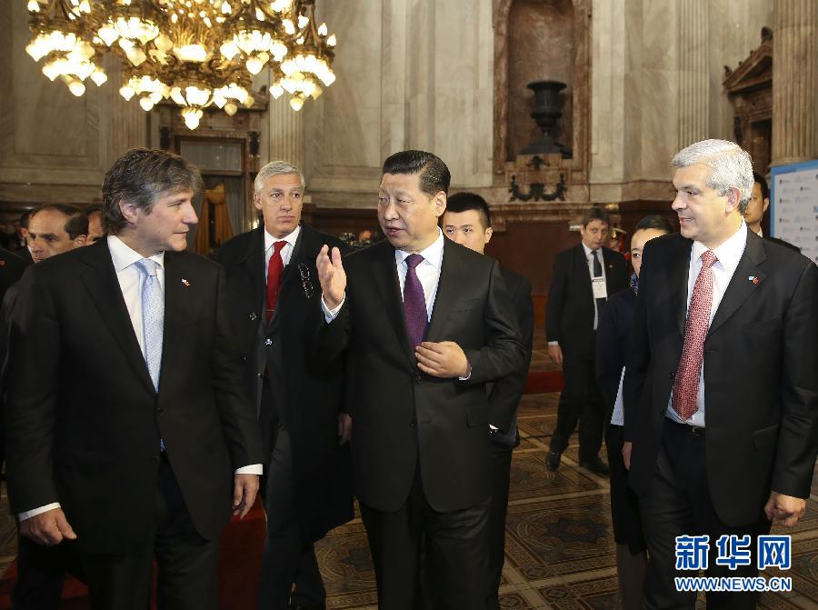 當?shù)貢r間7月19日，國家主席習近平在布宜諾斯艾利斯會見阿根廷副總統(tǒng)兼參議長布杜（前左）和眾議長多明格斯（前右）。 新華社記者丁林攝 