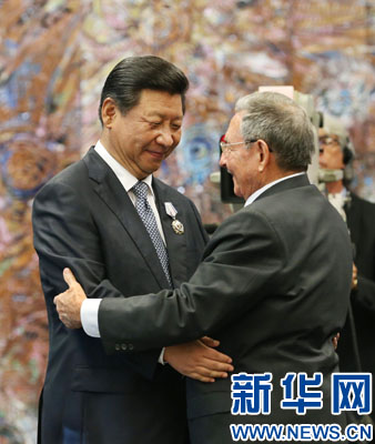 當(dāng)?shù)貢r(shí)間7月22日，國家主席習(xí)近平在哈瓦那接受古巴政府授予的&ldquo;何塞&middot;馬蒂&rdquo;勛章。古巴國務(wù)委員會(huì)主席兼部長會(huì)議主席勞爾&middot;卡斯特羅為習(xí)近平佩戴勛章。新華社記者劉衛(wèi)兵攝