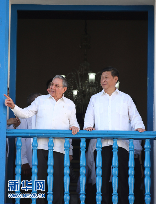 這是習(xí)近平在勞爾陪同下參觀圣地亞哥市政府時(shí)一同走上二層陽(yáng)臺(tái)。1959年1月1日，菲德爾&middot;卡斯特羅就是站在這里宣布古巴革命勝利。新華社記者蘭紅光 攝 