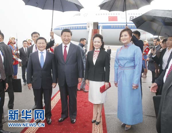 8月21日，國家主席習近平抵達烏蘭巴托，開始對蒙古國進行國事訪問。習近平和夫人彭麗媛在機場受到蒙古國總理阿勒坦呼亞格夫婦熱情迎接。新華社記者鞠鵬攝 