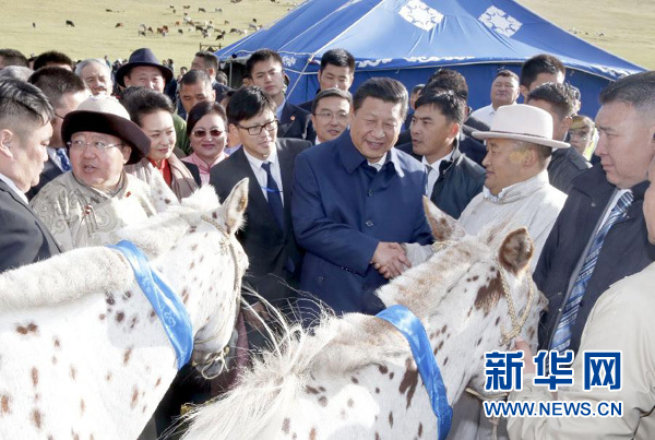 8月22日，國家主席習(xí)近平在蒙古國總統(tǒng)額勒貝格道爾吉陪同下前往烏蘭巴托市郊觀看那達(dá)慕。額勒貝格道爾吉向習(xí)近平夫婦贈(zèng)送兩匹蒙古馬。習(xí)近平為兩匹馬分別取名阿爾泰和克魯倫，寓意中蒙兩國山水相連、睦鄰友好。新華社記者 鞠鵬 攝