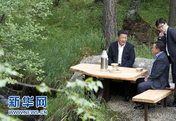 8月22日，國家主席習(xí)近平同蒙古國總統(tǒng)額勒貝格道爾吉在烏蘭巴托市郊的總統(tǒng)官邸再次會晤。這是習(xí)近平同額勒貝格道爾吉會晤后在溪畔飲茶。新華社記者 黃敬文 攝