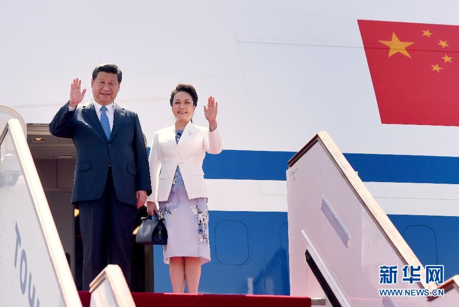 9月11日，中國(guó)國(guó)家主席習(xí)近平抵達(dá)杜尚別，應(yīng)塔吉克斯坦總統(tǒng)拉赫蒙邀請(qǐng)，出席上海合作組織成員國(guó)元首理事會(huì)第十四次會(huì)議并對(duì)塔吉克斯坦進(jìn)行國(guó)事訪問。這是習(xí)近平和夫人彭麗媛走出機(jī)艙。新華社記者 馬占成 攝 