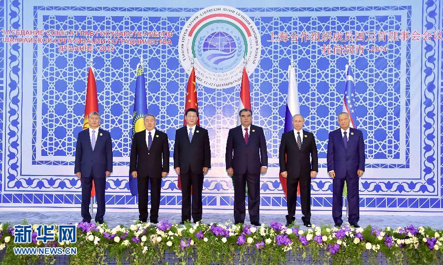 9月12日，上海合作組織成員國元首理事會(huì)第十四次會(huì)議在塔吉克斯坦首都杜尚別舉行。國家主席習(xí)近平出席會(huì)議并發(fā)表重要講話。這是與會(huì)成員國元首集體合影。新華社記者李濤攝 