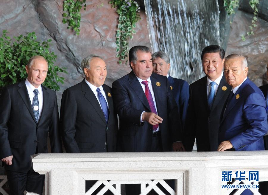 9月12日，上海合作組織成員國元首理事會(huì)第十四次會(huì)議在塔吉克斯坦首都杜尚別舉行。國家主席習(xí)近平出席會(huì)議并發(fā)表重要講話。這是習(xí)近平同其他成員國元首親切交談。新華社記者謝環(huán)馳攝 
