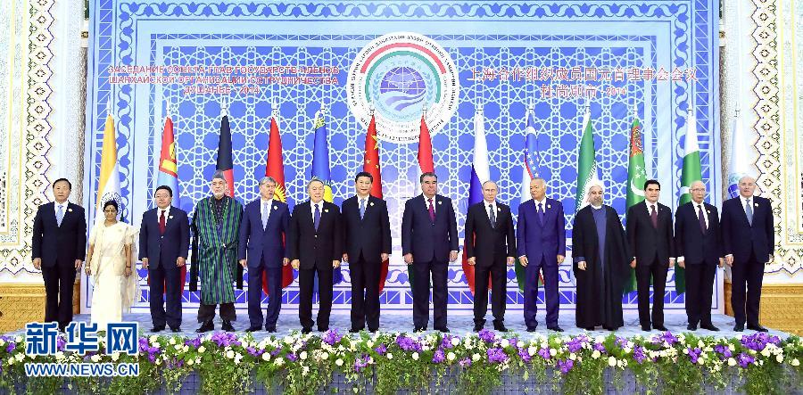 9月12日，上海合作組織成員國元首理事會第十四次會議在塔吉克斯坦首都杜尚別舉行。國家主席習近平出席會議并發(fā)表重要講話。這是與會成員國元首、觀察員國領導人或代表、主席國客人以及有關國際和地區(qū)組織代表集體合影。新華社記者李濤攝 