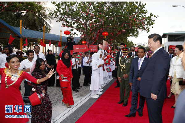 9月14日，國(guó)家主席習(xí)近平抵達(dá)馬累，開始對(duì)馬爾代夫進(jìn)行國(guó)事訪問。習(xí)近平和夫人彭麗媛在機(jī)場(chǎng)受到馬爾代夫總統(tǒng)亞明夫婦的熱情迎接。 新華社記者 鞠鵬 攝