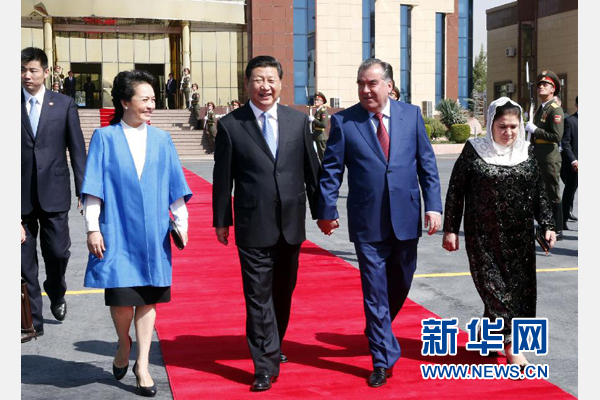 9月14日，國(guó)家主席習(xí)近平結(jié)束對(duì)塔吉克斯坦的國(guó)事訪問(wèn)，乘坐專(zhuān)機(jī)離開(kāi)杜尚別。拉赫蒙總統(tǒng)夫婦專(zhuān)程到機(jī)場(chǎng)為習(xí)近平和夫人彭麗媛送行。新華社記者 鞠鵬 攝 