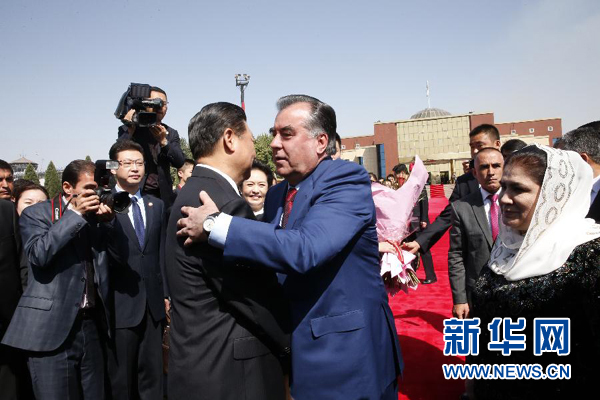 9月14日，國(guó)家主席習(xí)近平結(jié)束對(duì)塔吉克斯坦的國(guó)事訪問(wèn)，乘坐專(zhuān)機(jī)離開(kāi)杜尚別。拉赫蒙總統(tǒng)夫婦專(zhuān)程到機(jī)場(chǎng)為習(xí)近平和夫人彭麗媛送行。新華社記者 鞠鵬 攝 