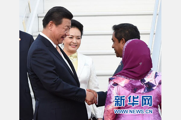  9月14日，國家主席習(xí)近平抵達馬累，開始對馬爾代夫進行國事訪問。習(xí)近平和夫人彭麗媛在機場受到馬爾代夫總統(tǒng)亞明夫婦的熱情迎接。新華社記者 馬占成 攝 