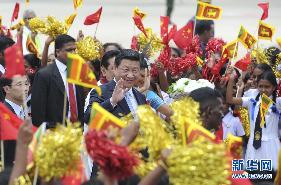  9月16日，國(guó)家主席習(xí)近平抵達(dá)科倫坡，開始對(duì)斯里蘭卡進(jìn)行國(guó)事訪問(wèn)。在班達(dá)拉奈克國(guó)際機(jī)場(chǎng)，習(xí)近平和夫人彭麗媛受到拉賈帕克薩總統(tǒng)夫婦熱情迎接。新華社記者謝環(huán)馳攝 