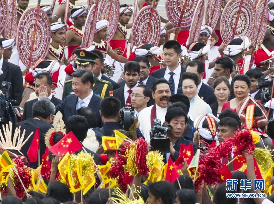 9月16日，國(guó)家主席習(xí)近平抵達(dá)科倫坡，開始對(duì)斯里蘭卡進(jìn)行國(guó)事訪問(wèn)。在班達(dá)拉奈克國(guó)際機(jī)場(chǎng)，習(xí)近平和夫人彭麗媛受到拉賈帕克薩總統(tǒng)夫婦熱情迎接。新華社記者黃敬文攝 