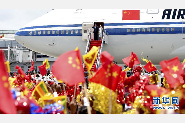 9月16日，國(guó)家主席習(xí)近平抵達(dá)科倫坡，開始對(duì)斯里蘭卡進(jìn)行國(guó)事訪問(wèn)。這是習(xí)近平和夫人彭麗媛向歡迎群眾揮手致意。 新華社記者馬占成攝 