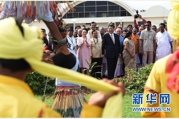 9月17日，國家主席習(xí)近平抵達(dá)古吉拉特邦艾哈邁達(dá)巴德市，開始對(duì)印度進(jìn)行國事訪問。這是印度青年跳起古吉拉特邦傳統(tǒng)舞蹈，歡迎習(xí)近平和夫人彭麗媛。新華社記者 馬占成 攝