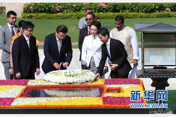 9月18日，國家主席習近平和夫人彭麗媛在新德里向甘地墓敬獻花圈。 新華社記者 龐興雷 攝