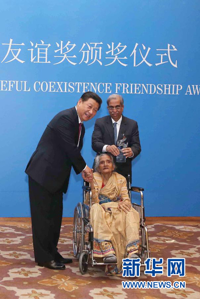 9月19日，國家主席習近平在新德里會見印度友好人士、友好團體代表，并頒發(fā)和平共處五項原則友誼獎，表彰他們長期致力于中印友好事業(yè)。新華社記者龐興雷攝 