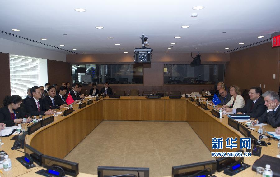  9月23日，正在紐約出席聯(lián)合國(guó)氣候峰會(huì)的國(guó)家主席習(xí)近平特使、國(guó)務(wù)院副總理張高麗在紐約聯(lián)合國(guó)總部會(huì)見(jiàn)歐盟委員會(huì)主席巴羅佐。新華社記者 王曄 攝 