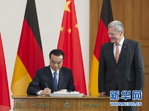 10月10日，國務院總理李克強在柏林會見德國總統(tǒng)高克。這是李克強總理在高克總統(tǒng)的陪同下在貴賓簿上簽字。 新華社記者 王曄 攝 