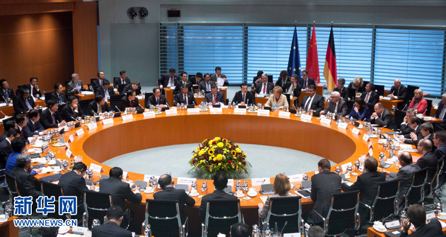 10月10日，中國國務(wù)院總理李克強(qiáng)在柏林與德國總理默克爾共同主持第三輪中德政府磋商。 新華社記者 李學(xué)仁 攝 