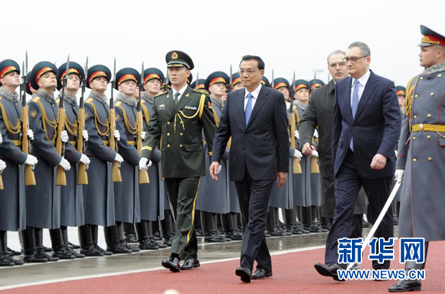 10月12日，中國國務(wù)院總理李克強(qiáng)乘專機(jī)抵達(dá)莫斯科，開始對(duì)俄羅斯進(jìn)行正式訪問并舉行中俄總理第十九次定期會(huì)晤。俄方在機(jī)場(chǎng)舉行隆重儀式，歡迎李克強(qiáng)總理。新華社記者 張鐸 攝