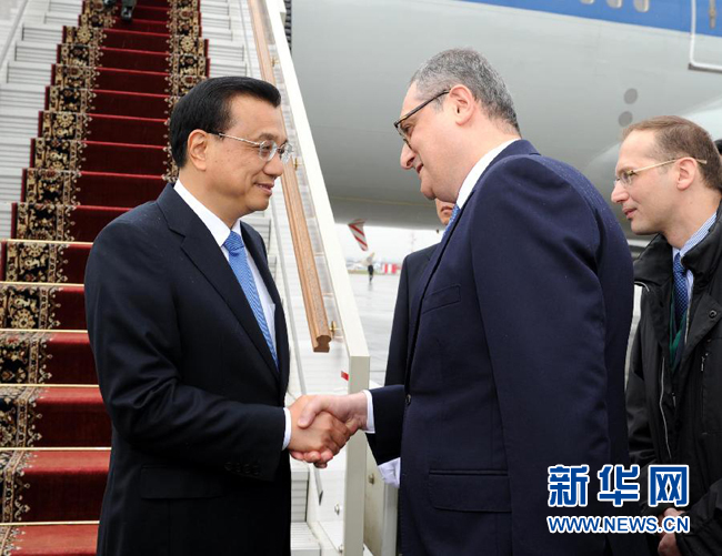 10月12日，中國國務(wù)院總理李克強(qiáng)乘專機(jī)抵達(dá)莫斯科，開始對(duì)俄羅斯進(jìn)行正式訪問并舉行中俄總理第十九次定期會(huì)晤。俄羅斯聯(lián)邦政府高級(jí)官員到機(jī)場(chǎng)迎接李克強(qiáng)總理。新華社記者 饒愛民 攝