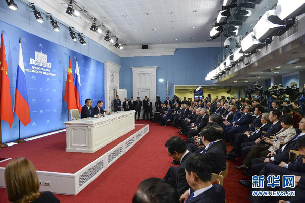 10月13日，國務(wù)院總理李克強在莫斯科與俄羅斯總理梅德韋杰夫圓滿結(jié)束中俄總理第十九次定期會晤后共同會見記者。 新華社記者李學(xué)仁攝