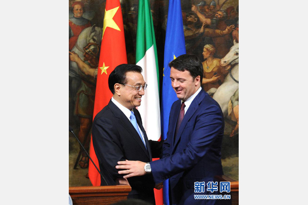 10月14日，中國國務(wù)院總理李克強與意大利總理倫齊在羅馬舉行會談后共同會見記者。 新華社記者 饒愛民 攝 