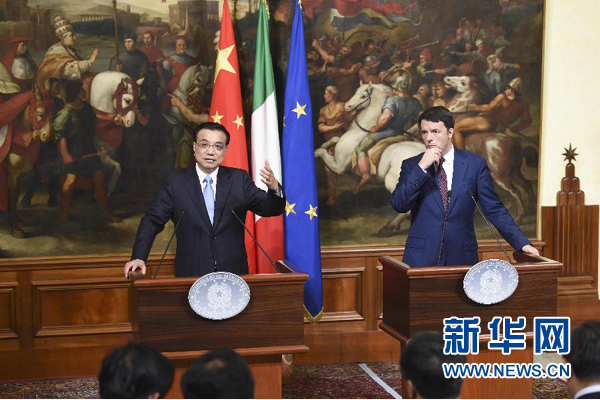 10月14日，國務(wù)院總理李克強在羅馬與意大利總理倫齊舉行會談后共同會見記者。 新華社記者 李學(xué)仁 攝