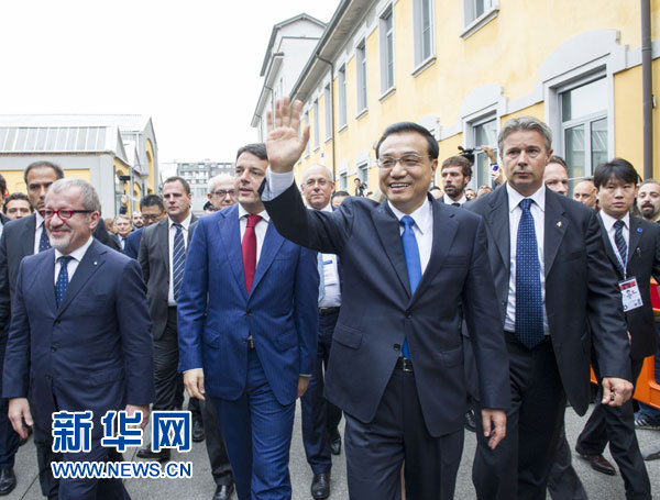 10月16日，中國國務(wù)院總理李克強(qiáng)在米蘭與意大利總理倫齊共同出席第五屆中意創(chuàng)新合作周大會并致辭。這是李克強(qiáng)抵達(dá)位于米蘭理工大學(xué)的會場。新華社記者王曄攝