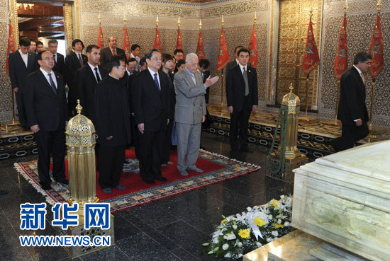 11月4日，中國(guó)全國(guó)政協(xié)主席俞正聲在拉巴特拜謁穆罕默德五世墓。新華社記者 張鐸 攝