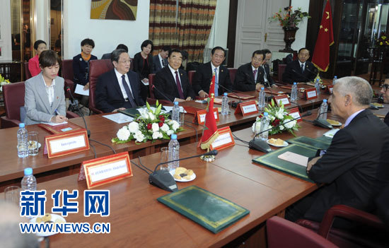 11月3日，中國(guó)全國(guó)政協(xié)主席俞正聲在拉巴特會(huì)見(jiàn)摩洛哥眾議長(zhǎng)阿拉米。 新華社記者 張鐸 攝