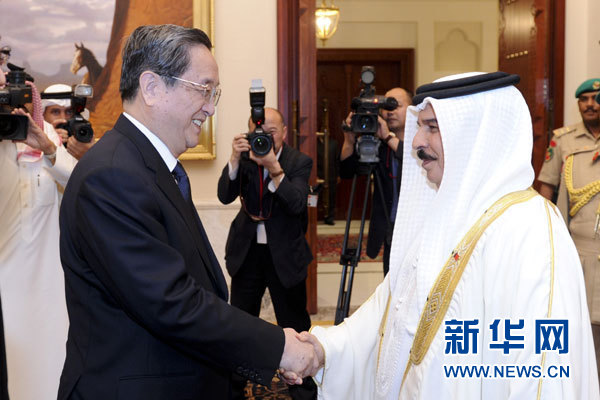 11月6日，正在巴林進(jìn)行正式友好訪問的全國政協(xié)主席俞正聲在麥納麥會見巴林國王哈馬德。 新華社記者 張鐸 攝