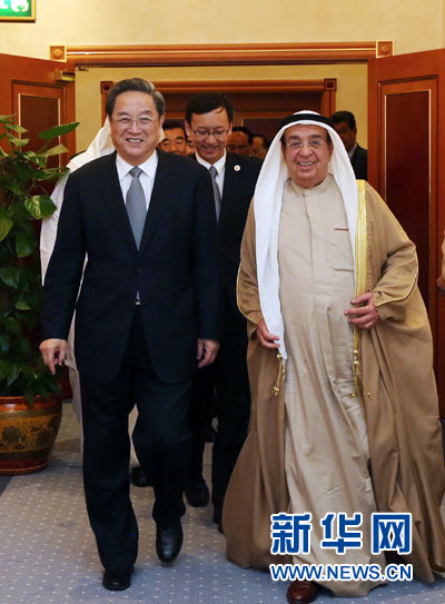 11月6日，正在巴林進(jìn)行正式友好訪問的全國政協(xié)主席俞正聲在麥納麥會見巴林副首相穆罕默德。 新華社記者劉衛(wèi)兵攝