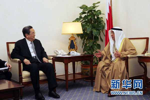 11月6日，正在巴林進(jìn)行正式友好訪問的全國政協(xié)主席俞正聲在麥納麥會見巴林副首相穆罕默德。 新華社記者劉衛(wèi)兵攝