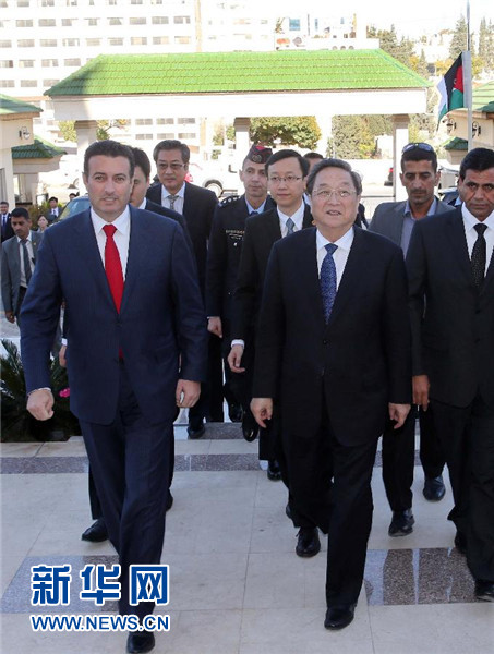 11月9日，正在約旦進(jìn)行正式友好訪問的全國(guó)政協(xié)主席俞正聲在安曼會(huì)見約旦眾議院代議長(zhǎng)薩法迪。 新華社記者 劉衛(wèi)兵 攝 