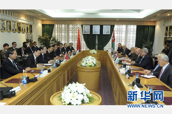 11月9日，正在約旦進(jìn)行正式友好訪問的全國(guó)政協(xié)主席俞正聲在安曼與約旦參議長(zhǎng)拉瓦比德進(jìn)行會(huì)談。 新華社記者 張鐸 攝 