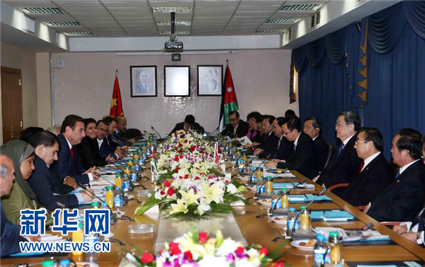  11月9日，正在約旦進(jìn)行正式友好訪問的全國(guó)政協(xié)主席俞正聲在安曼會(huì)見約旦眾議院代議長(zhǎng)薩法迪。 新華社記者 劉衛(wèi)兵 攝 