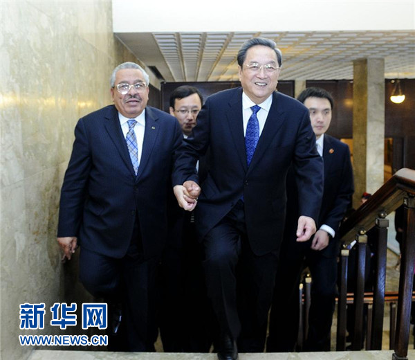 11月9日，正在約旦進(jìn)行正式友好訪問的全國(guó)政協(xié)主席俞正聲在安曼與約旦參議長(zhǎng)拉瓦比德進(jìn)行會(huì)談。這是會(huì)談前，俞正聲與拉瓦比德攜手步入會(huì)場(chǎng)。新華社記者 張鐸 攝 