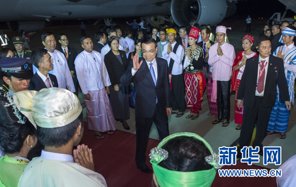 11月12日，中國國務(wù)院總理李克強抵達(dá)內(nèi)比都，出席東亞合作領(lǐng)導(dǎo)人系列會議并對緬甸進行正式訪問。 新華社記者王曄攝