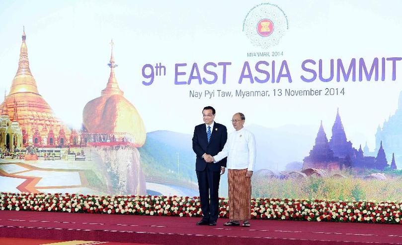 11月13日，中國(guó)國(guó)務(wù)院總理李克強(qiáng)在內(nèi)比都出席第九屆東亞峰會(huì)并發(fā)言。這是峰會(huì)開始前，東盟輪值主席國(guó)緬甸聯(lián)邦共和國(guó)總統(tǒng)吳登盛迎接李克強(qiáng)總理。新華社記者 李濤 攝 