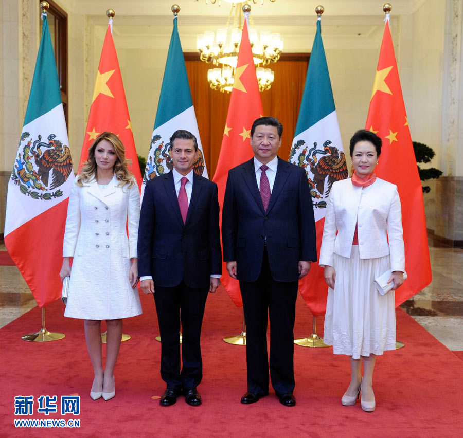 11月13日，國家主席習(xí)近平在北京人民大會堂北大廳舉行儀式，歡迎墨西哥總統(tǒng)培尼亞對中國進(jìn)行國事訪問。這是習(xí)近平和夫人彭麗媛同培尼亞夫婦合影。 新華社記者 張鐸 攝