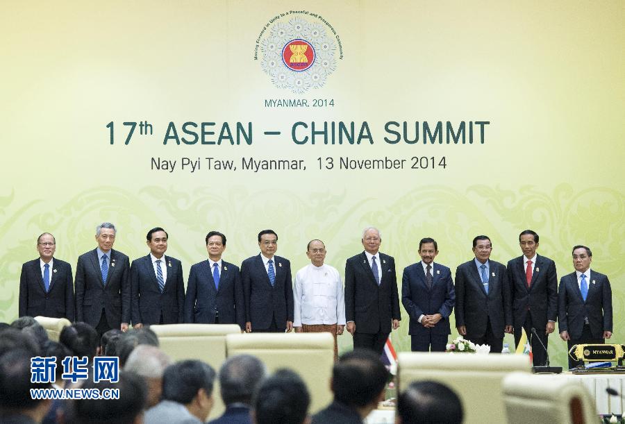 11月13日，中國(guó)國(guó)務(wù)院總理李克強(qiáng)在緬甸內(nèi)比都出席第17次中國(guó)－東盟（10+1）領(lǐng)導(dǎo)人會(huì)議。 新華社記者 王曄 攝