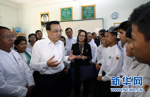 11月14日，國務院總理李克強來到內(nèi)比都第十四中學同緬甸青少年交流。 新華社記者鞠鵬 攝 