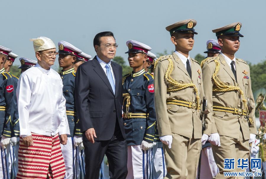 11月14日，國務(wù)院總理李克強(qiáng)在內(nèi)比都同緬甸總統(tǒng)吳登盛舉行會(huì)談。這是會(huì)談前，吳登盛在緬甸總統(tǒng)府前廣場為李克強(qiáng)舉行隆重的歡迎儀式。新華社記者 王曄 攝