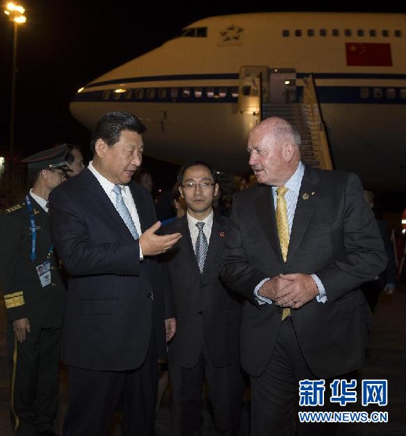 11月14日，中國(guó)國(guó)家主席習(xí)近平抵達(dá)布里斯班，出席二十國(guó)集團(tuán)領(lǐng)導(dǎo)人第九次峰會(huì)，并對(duì)澳大利亞進(jìn)行國(guó)事訪問(wèn)。這是習(xí)近平在機(jī)場(chǎng)受到澳大利亞聯(lián)邦總督科斯格羅夫的迎接。新華社記者 李學(xué)仁 攝