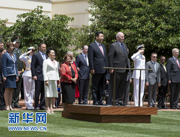 11月17日，中國國家主席習(xí)近平在堪培拉會見澳大利亞總督科斯格羅夫。會見前，科斯格羅夫在總督府草坪為習(xí)近平舉行隆重歡迎儀式。習(xí)近平和夫人彭麗媛抵達(dá)時，受到科斯格羅夫總督夫婦熱情迎接。新華社記者李學(xué)仁 攝 